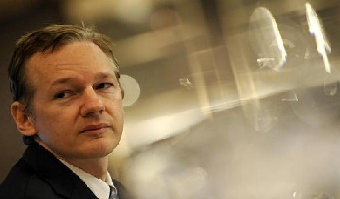 0000B7-NEWS_217 Assange: Facebook è una macchina di spionaggio