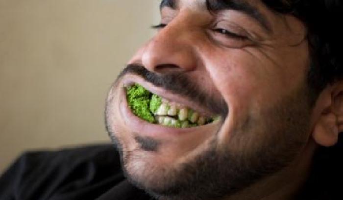 Un uomo che mastica qat