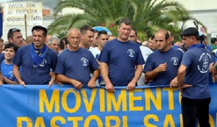 0005B0-NEWS_2731 Pastori di nuovo in piazza a Cagliari. Con artigiani e commercianti