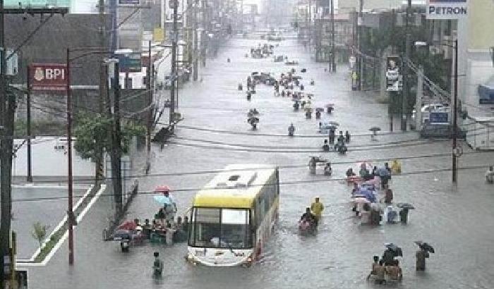 00146C-NEWS_10302 Filippine, sepoltura di massa dopo la tempesta