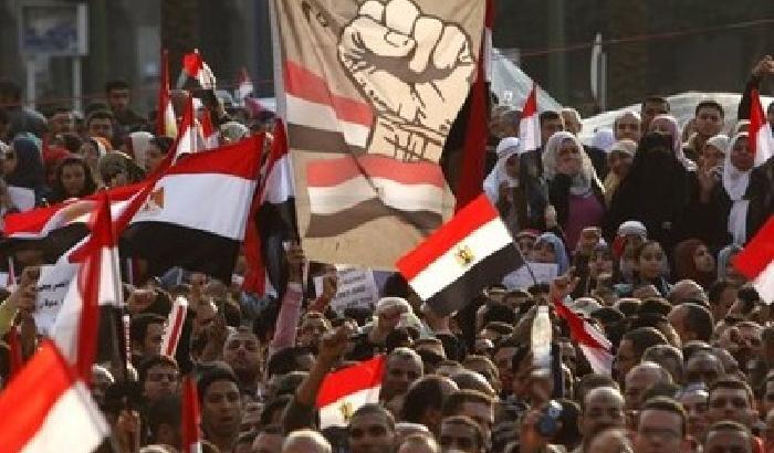 Egitto in piazza contro lo spettro golpe