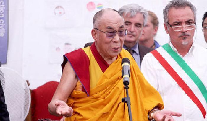 Il Dalai Lama tra i terremotati