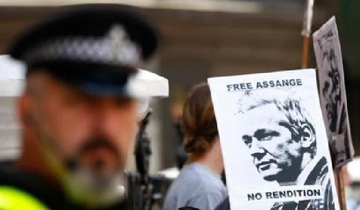 Londra: Scotland Yard chiede ad Assange di costituirsi