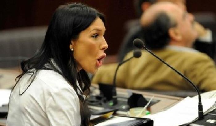 Minetti attaccata alla poltrona: non mi dimetto