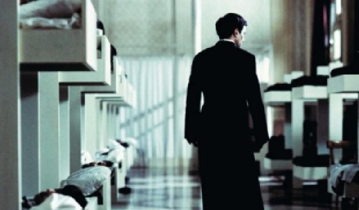 Prete violentava adolescenti: arrestato