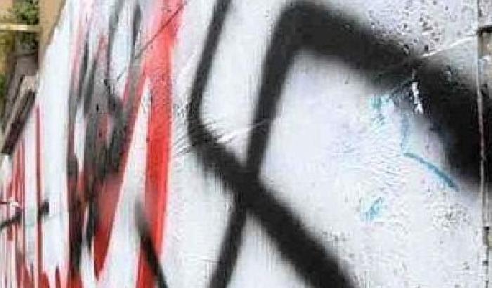 Svastiche sulla facciata di una sede del Pd a Roma