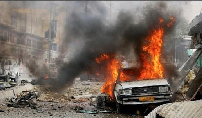Pakistan, autobomba uccide almeno 5 persone