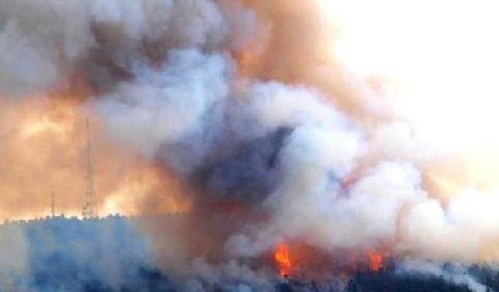 L'Aquila, a fuoco la collina di Roio