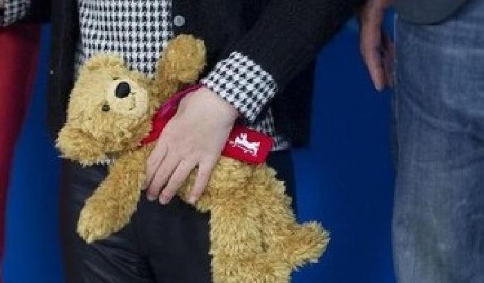 Pedofilia: attirava le ragazzine coi peluches. Arrestato a Lodi