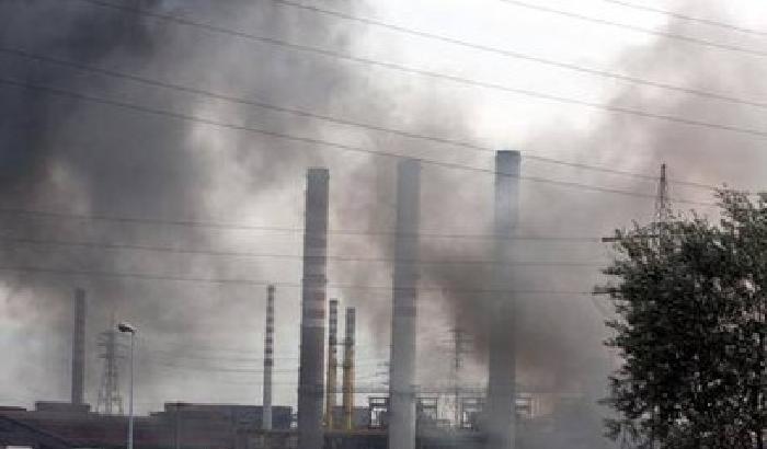 Taranto, scarti dell'Ilva in mare