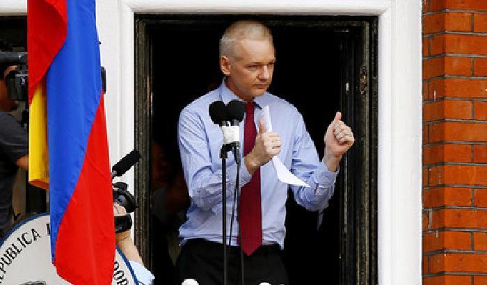 Anonymous attacca il governo inglese