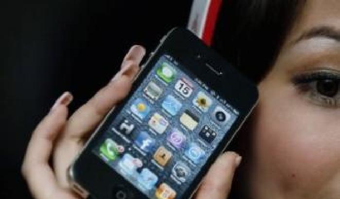 Milano, si spoglia e ruba l'iphone. Fugge e un'auto lo investe