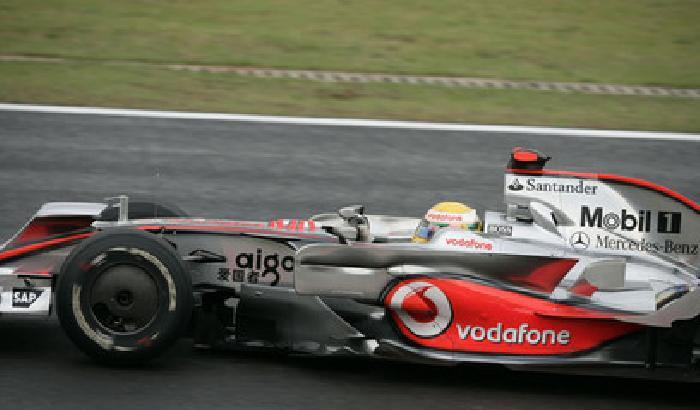 Formula 1: Lewis Hamilton firma con la Mercedes