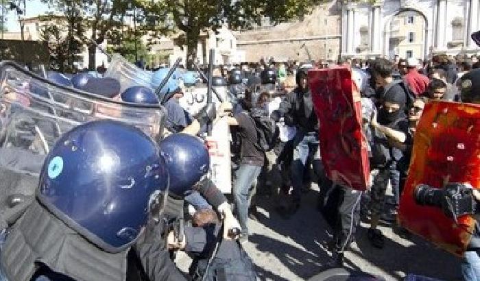 Studenti in piazza, scontri con la polizia