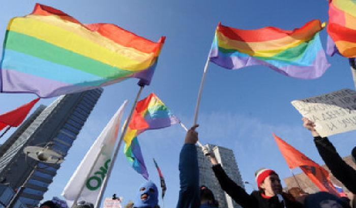Omofobia: assaltato bar gay a Mosca