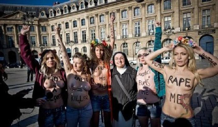 00879B-NEWS_64392 Femen a seno nudo con suor Véronique contro lo stupro