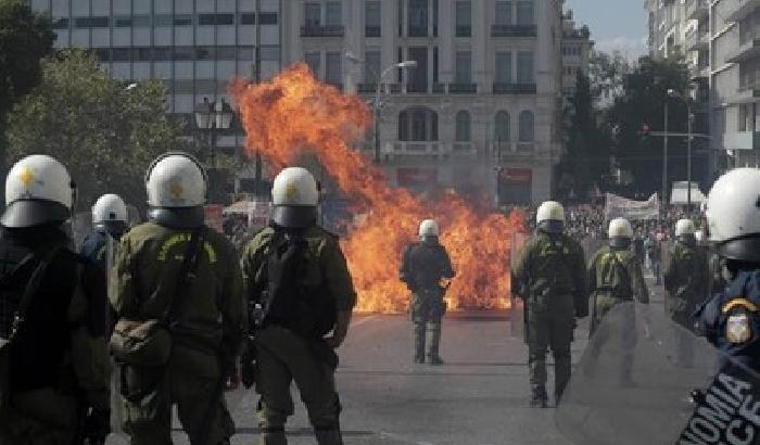 Grecia in piazza contro la crisi: un morto
