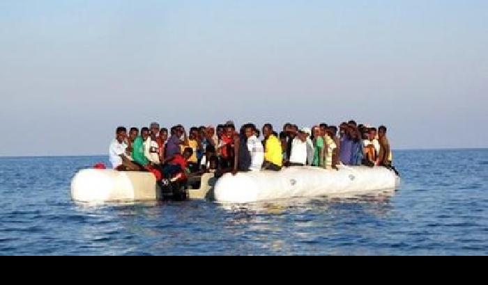 226 profughi salvati in acque libiche