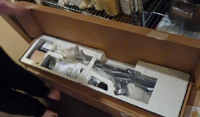 Ordina su Amazon una tv, gli arriva un'arma da guerra