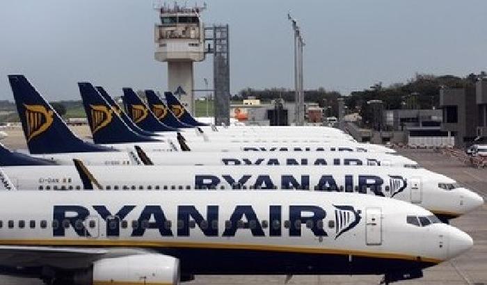 Ryan Air, cacciata dall'aereo per un libro in più