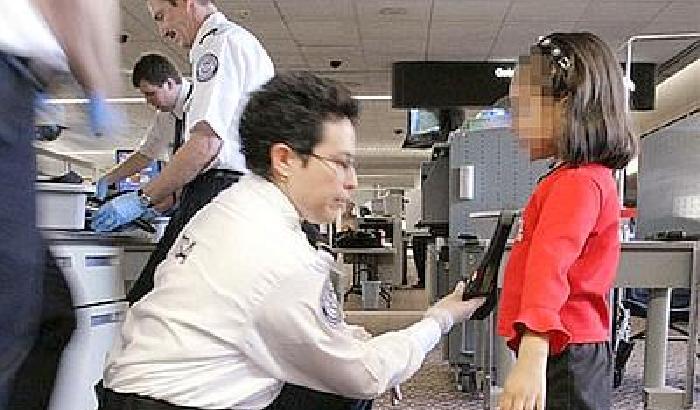Perquisizione in aeroporto a una bimba di otto anni