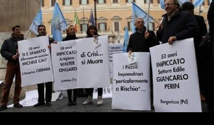 008D95-NEWS_67499 Arriva un'ingiunzione di pagamento. Si toglie la vita nella sua azienda