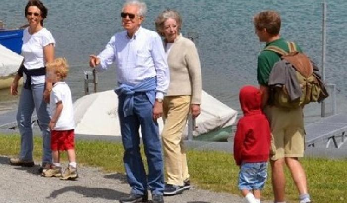 Monti ci scherza su: mio nipote chiamato "spread" all'asilo