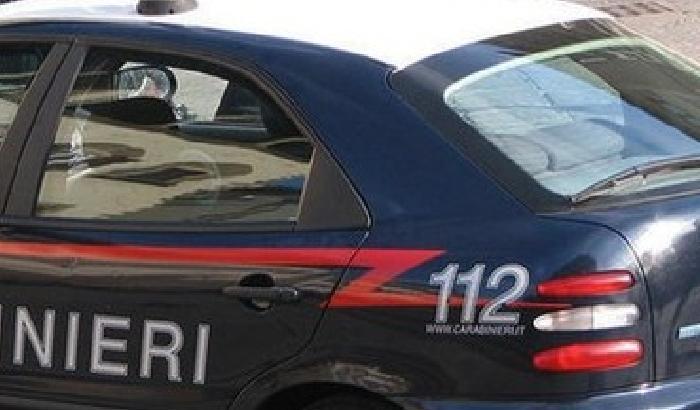 Sfrattano un immigrato buttandolo dalla finestra