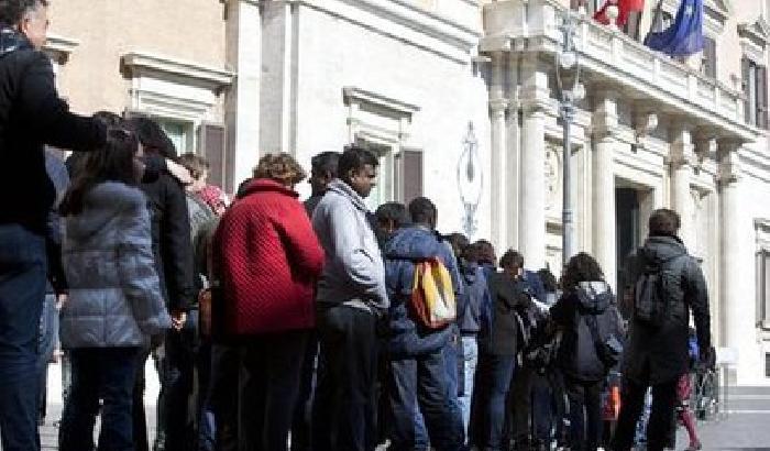 009F40-NEWS_77503 L'appello di M5s funziona: tutti in fila per Montecitorio