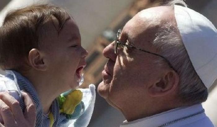 La mamma del bimbo baciato: conoscevo il Papa da prima