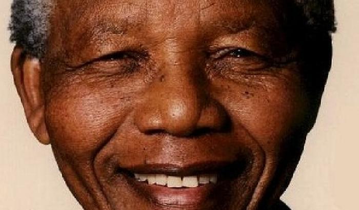 Mandela è ancora in ospedale. Paese col fiato sospeso