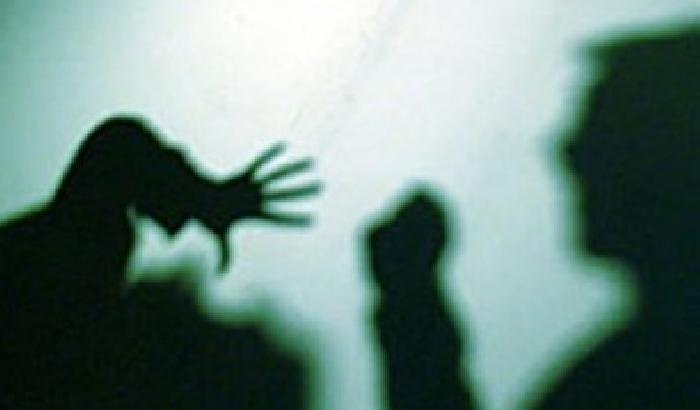 Fa sesso con le figlie minorenni: arrestato