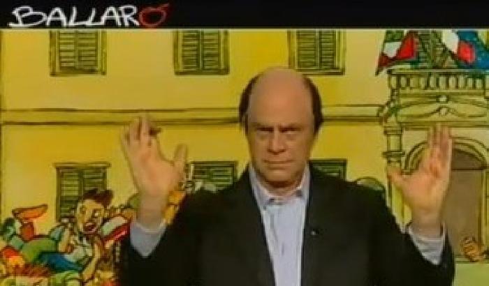 Crozza/Bersani a Berlusconi: ti conosco mascherina