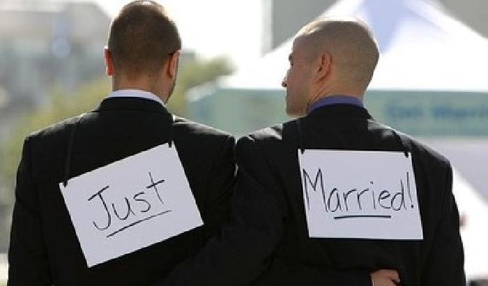 La Francia dice sì a nozze e adozioni gay