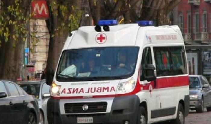 00AA69-NEWS_83682-1 Donna ustioniata con l'acido da due uomini incappucciati