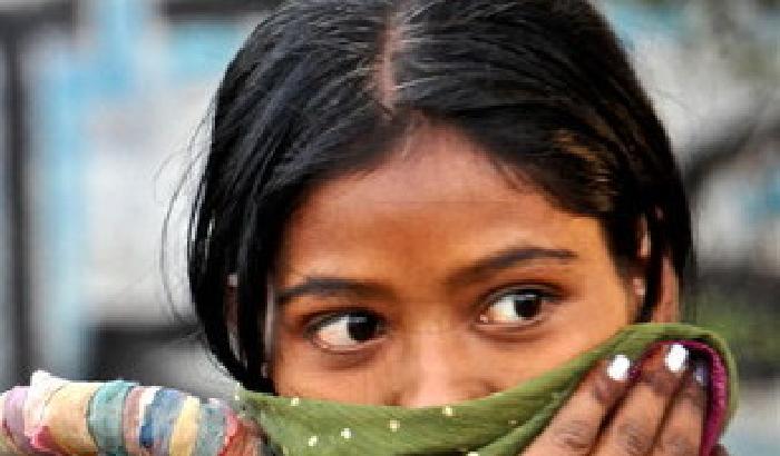 Ha fatto la spia, bambina indiana bruciata