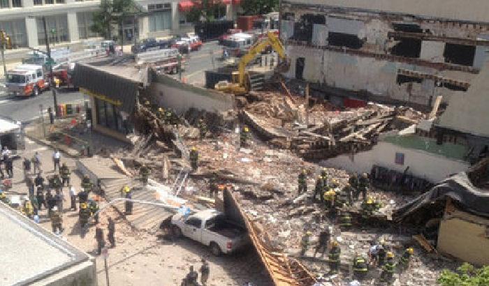 Crolla palazzo a Philadelphia: 9 estratti vivi, 2 ancora intrappolati