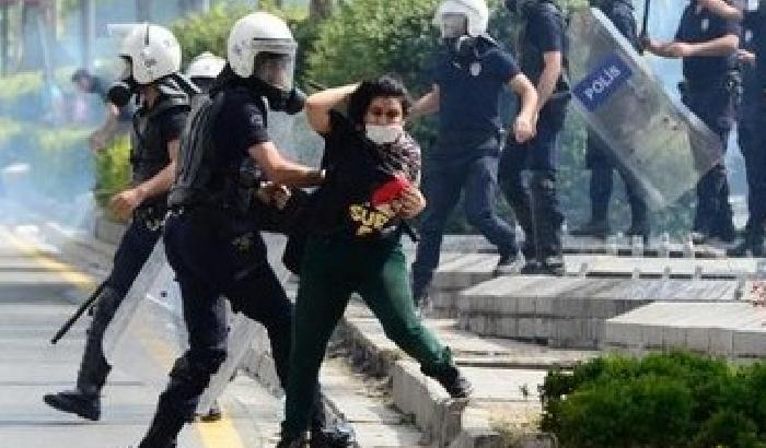Ankara, agente spara sui manifestanti (video)