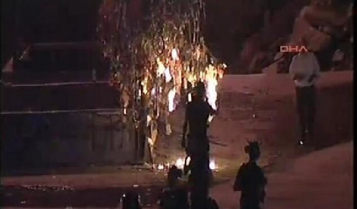 Gezi Park, la polizia brucia l'albero dei desideri