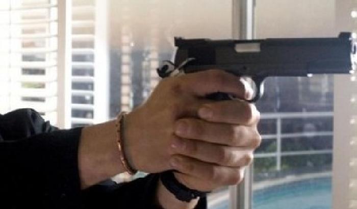 00B1E6-NEWS_87715 Ruba una pistola e spara ai passanti