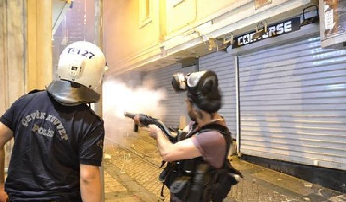 00B579-NEWS_89755 Gezi park, gas e botte non piegano la resistenza