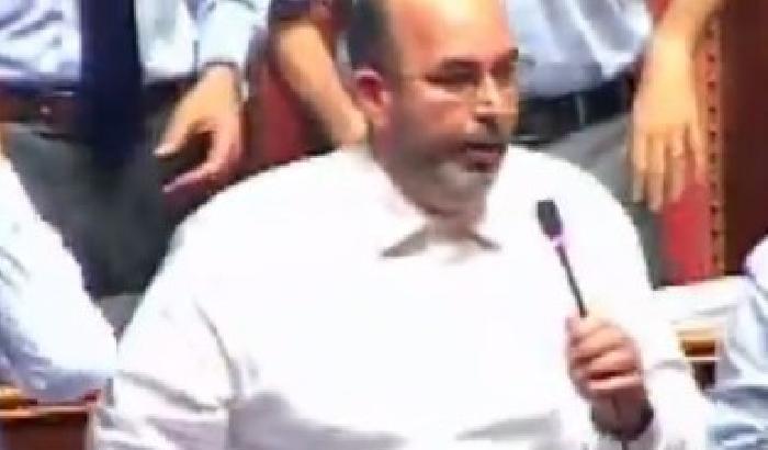 00B5FC-NEWS_90098 Parlamento bloccato: M5s protesta in Aula (video)