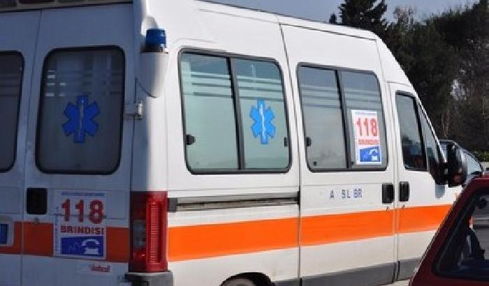 Lascia un neonato in macchina imbavagliato: denunciato il padre