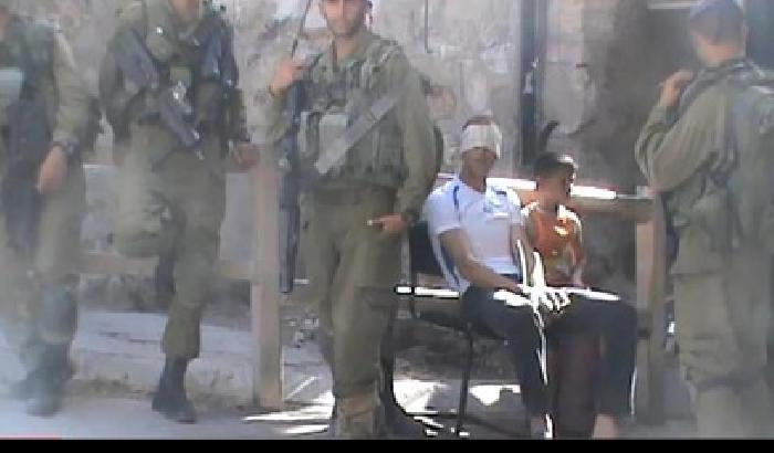 00B640-NEWS_90234 Il bimbo palestinese arrestato e il padre bendato e legato