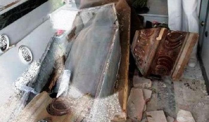 00B65A-NEWS_90297 Profanato un cimitero: teschi e lumini usati per intimidazioni