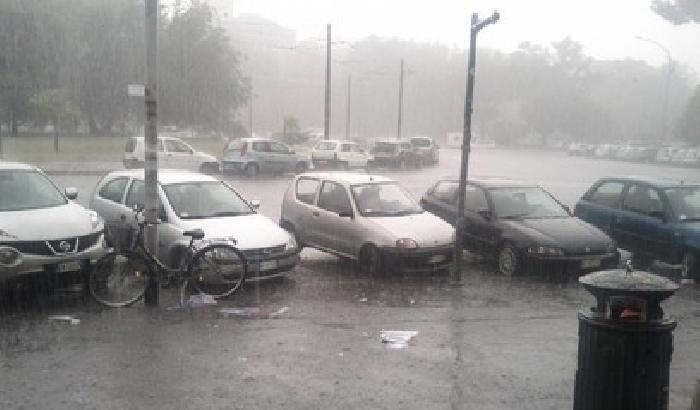 Maltempo: grandine a Roma, disagi anche a Napoli