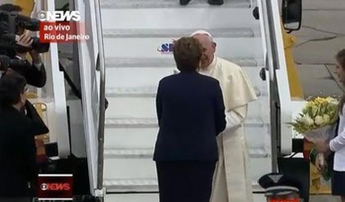 00B7FD-NEWS_91349 Papa Francesco atterra a Rio de Janeiro