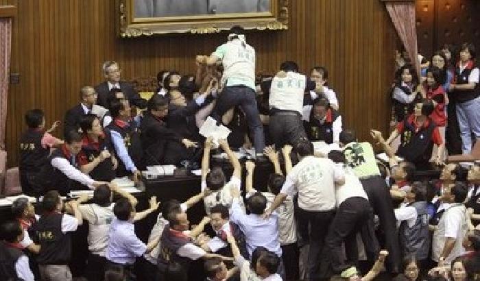 Urla e pugni: mega rissa nel Parlamento di Taiwan