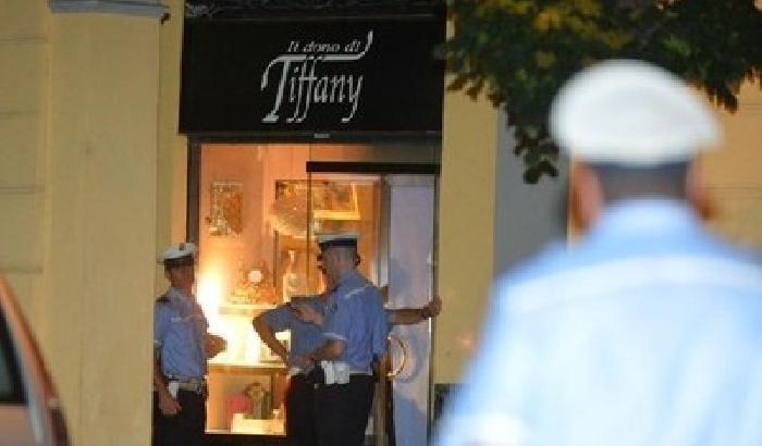 00B99C-NEWS_92407 Rapina in gioielleria: negoziante uccisa a calci e pugni