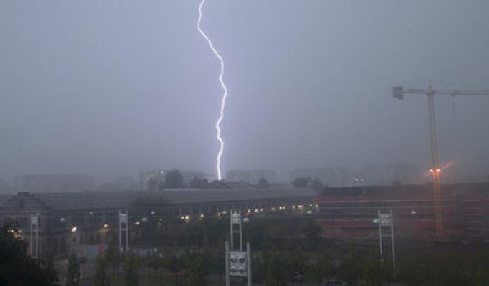 Forti temporali e trombe d'aria nel torinese (video)